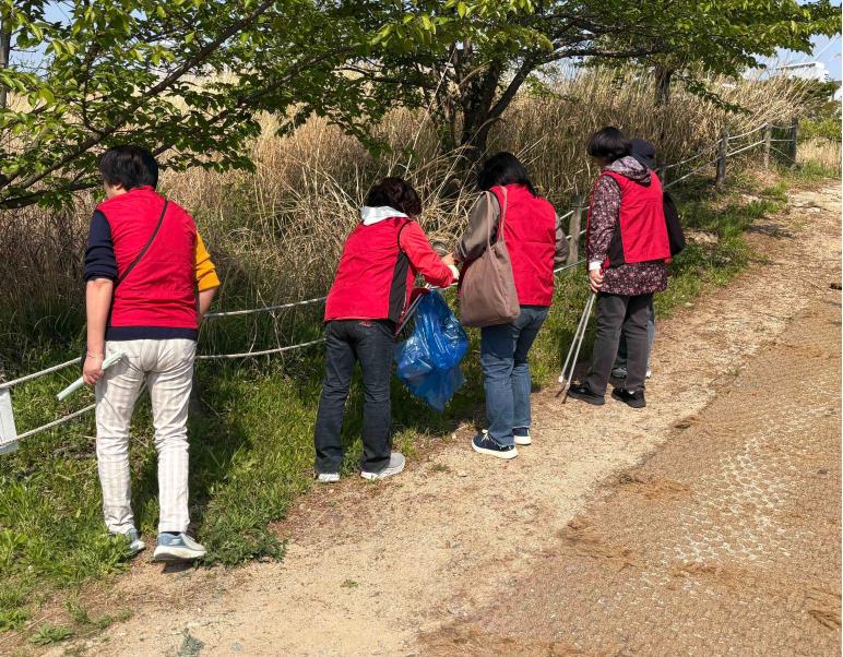 연수구 동춘1동 통장자율회는 지난달 30일 도심 속 쾌적한 환경 조성을 위해 봉재산 환경 정화 활동을 실시했다